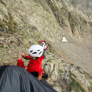 Due arrampicatori bloccati sul Corno Stella, le immagini dell’elicottero in azione per salvarli [VIDEO]