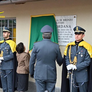 Alcuni momenti della cerimonia tenuta ieri presso la sede della Tenenza di Saluzzo