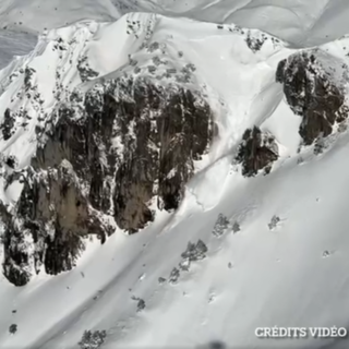 Le spettacolari immagini della valanga sul versante francese del Colle di Tenda [VIDEO]