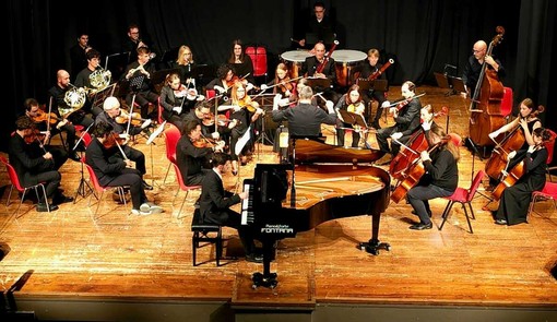 Il pianista Christian Pastorino con l'Orchestra Alba Filarmonica (Credit photo Mauro Ravera) Il pianista Christian Pastorino con l'Orchestra Alba Filarmonica (Credit photo Mauro Ravera)