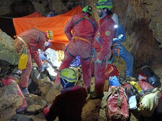 I soccorsi all'interno della grotta I soccorsi all'interno della grotta
