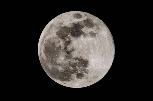 In questo scatto di Enrico Ruggeri, datato 20 febbraio 2019, la prima superluna dell'anno