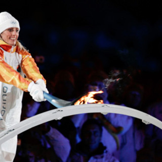 Stefania Belmondo con la fiaccola olimpica