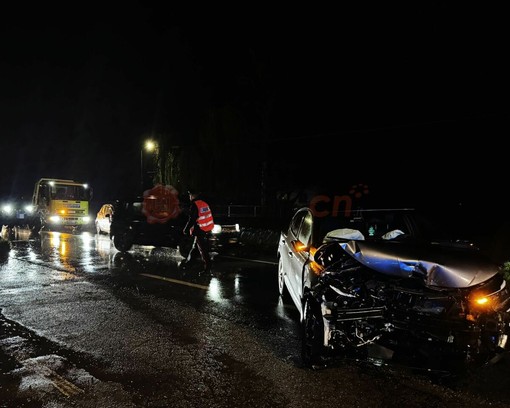 Scontro tra due auto a Genola ieri sera in via Roma Scontro tra due auto a Genola ieri sera in via Roma