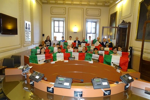 Gli studenti spagnoli in aula consiliare con le autorità municipali braidesi