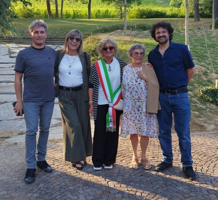 Santa Vittoria d'Alba, grande successo al vernissage di "Sospesa tra due mondi": Giovanna Galizio unisce Piemonte e Sicilia