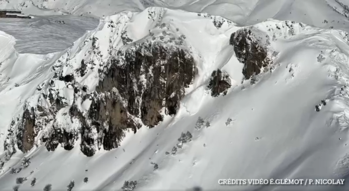 Le spettacolari immagini della valanga sul versante francese del Colle di Tenda [VIDEO]