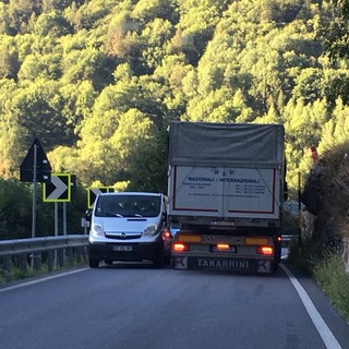 Statale 21, lettore segnala una strettoia pericolosa: "Rischio frontali con i Tir" Statale 21, lettore segnala una strettoia pericolosa: "Rischio frontali con i Tir"