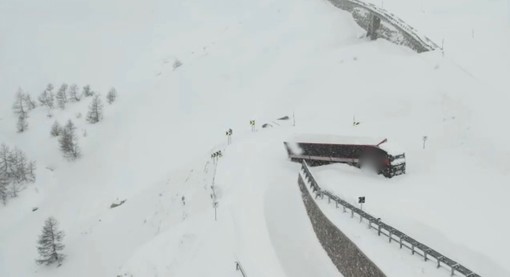 Colle della Maddalena, gli ultimi tornanti sommersi dalla neve [VIDEO]. Stamattina il disgaggio valanghe