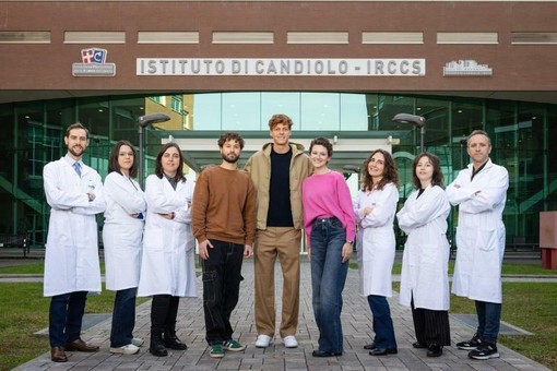 Jannick Sinner scende in campo per la ricerca: la visita all'Istituto di Candiolo