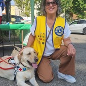 Silvia Gullino, presidente del Lions Club Bra Host, con un cane guida Silvia Gullino, presidente del Lions Club Bra Host, con un cane guida