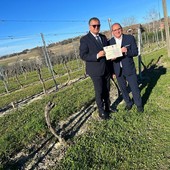 Daniele Sobrero con Carlo Mancuso, sindaco di Castagnole Lanze, in occasione di "Adotta un filare"