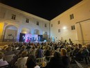 Il ritorno di Oscar Barile e della compagnia di Sinio: ad Alba una serata di teatro popolare e solidarietà