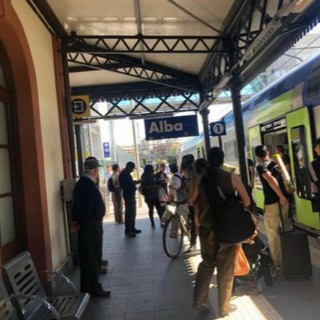 Ritardi, guasti e aria condizionata ko: continuano le criticità sulla linea ferroviaria Alba-Torino Ritardi, guasti e aria condizionata ko: continuano le criticità sulla linea ferroviaria Alba-Torino