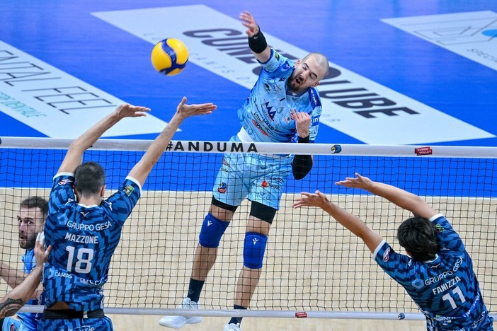 Dopo l'addio di Sedlacek in settimana, domani Cuneo affronta Monza al palazzetto