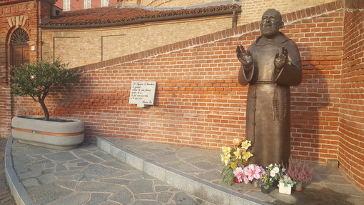 La statua di San Pio collocata all’esterno della chiesa di Santa Maria degli Angeli, a Bra