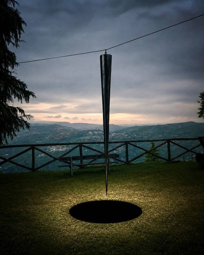 A Mombarcaro il primo "Notturno" tra stelle e land art: inaugurata "Sospensione gravitazionale" A Mombarcaro il primo "Notturno" tra stelle e land art: inaugurata "Sospensione gravitazionale"