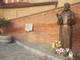 La statua di San Pio collocata all’esterno della chiesa di Santa Maria degli Angeli, a Bra