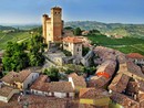 Serralunga Wine Night: il 21 giugno e il 19 luglio torna la magia del vino sotto le torri medievali Serralunga Wine Night: il 21 giugno e il 19 luglio torna la magia del vino sotto le torri medievali