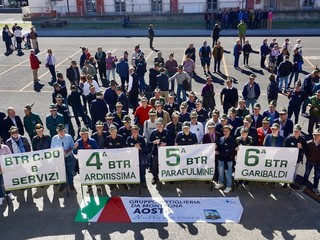 Momenti del 29° raduno degli Artiglieri del Gruppo Aosta - foto Paola Ravazzi Momenti del 29° raduno degli Artiglieri del Gruppo Aosta - foto Paola Ravazzi