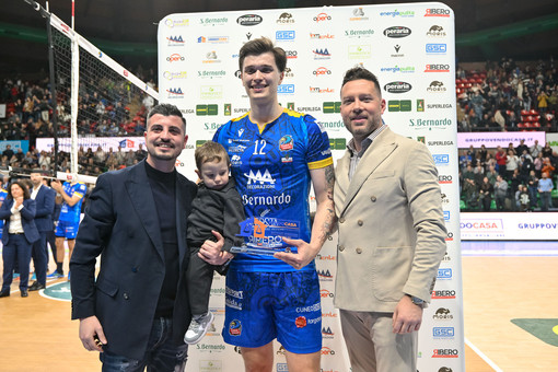 Lorenzo Sala, Mvp dell'incontro, premiato dagli agenti di Vendocasa Lorenzo Sala, Mvp dell'incontro, premiato dagli agenti di Vendocasa