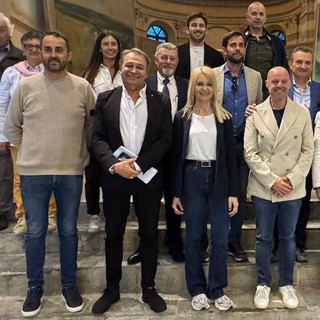 Paolo Bongioanni con Laura Capra e i suoi rappresentanti di lista