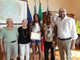Il presidente Robaldo con Sara Curtis e i suoi familiari dopo la consegna dell'attestato di benemerenza Il presidente Robaldo con Sara Curtis e i suoi familiari dopo la consegna dell'attestato di benemerenza