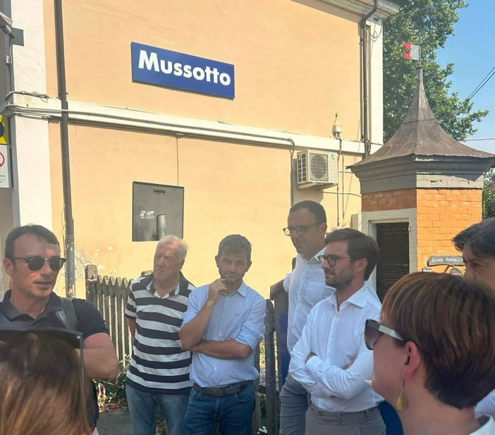 Il sopralluogo al passaggio a livello del Mussoto (Credito Gioetti) Il sopralluogo al passaggio a livello del Mussoto (Credito Gioetti)