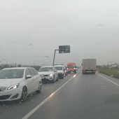 La coda dovuta all'incidente in tangenziale La coda dovuta all'incidente in tangenziale