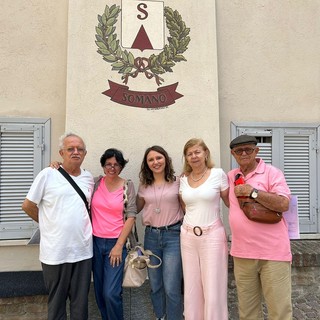 I quattro aire della famiglia Albarello davanti al Comune di Somano con l'impiegata Clementina (al centro)