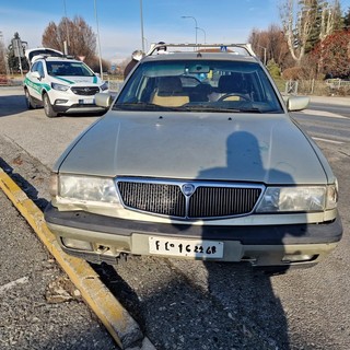 A Savigliano un “self made man” dell’auto reinventa il Codice della Strada: la targa di legno