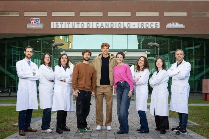 Jannick Sinner scende in campo per la ricerca: la visita all'Istituto di Candiolo