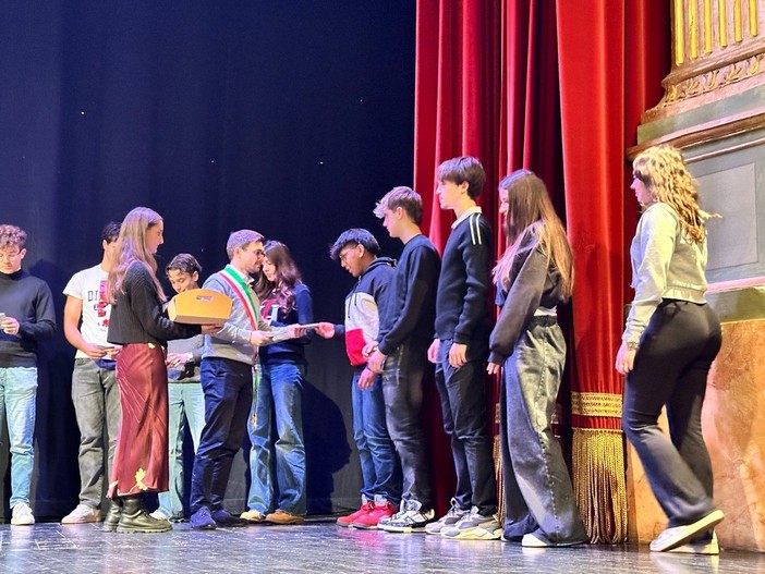 Alba accoglie i neo maggiorenni con la consegna della Costituzione