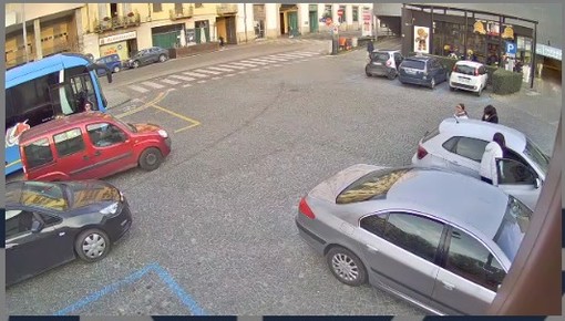 Le immagini trasmesse dalla telecamera che sorveglia la postazione bici davanti alla Stazione di Alba