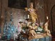 Statua della Madonna dei fiori e alle spalle lapide in memoria dei rettori defunti Statua della Madonna dei fiori e alle spalle lapide in memoria dei rettori defunti