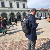Passeggeri in attesa sul piazzale della stazione ferroviaria di Bra (archivio) Passeggeri in attesa sul piazzale della stazione ferroviaria di Bra (archivio)