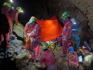 I soccorsi all'interno della grotta I soccorsi all'interno della grotta