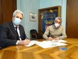 Il sindaco Bo e il presidente provinciale Borgna firmano l'accordo per la progettazione dell'opera