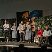 Ad Alba teatro e solidarietà al Sociale: la compagnia di Sinio porta in scena “N’euv ‘d doi ross” per sostenere Casa Lasso
