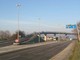L'imbocco della tangenziale di Alba arrivando dalla rotonda della Vigna