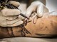 Tatuaggi e piercing, rivoluzione in Piemonte: nuove regole e contrasto agli abusivi [VIDEO]