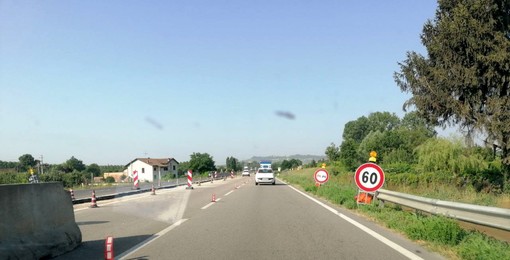 Proseguono ormai da mesi i restringimenti sulla tangenziale albese imposti dai lavori per il completamento dell'autostrada Asti-Cuneo