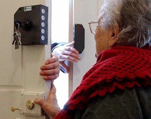 Falsi tecnici dell'acquedotto, allarme truffe nelle Langhe: "Non aprite la porta" Falsi tecnici dell'acquedotto, allarme truffe nelle Langhe: "Non aprite la porta"