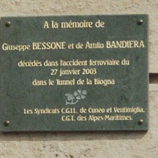 La targa commemorativa presso la stazione di Saint-Dalmas-de-Tende che ricorda i due ferrovieri morti