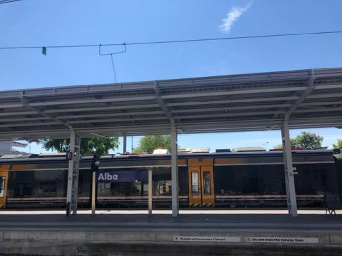 La situazione sulla linea ferroviaria Alba–Torino: stabilità in crescita, ma i pendolari chiedono puntualità “vera”