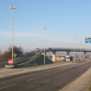 L'imbocco della tangenziale di Alba arrivando dalla rotonda della Vigna