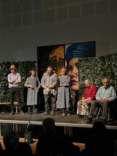 Ad Alba teatro e solidarietà al Sociale: la compagnia di Sinio porta in scena “N’euv ‘d doi ross” per sostenere Casa Lasso
