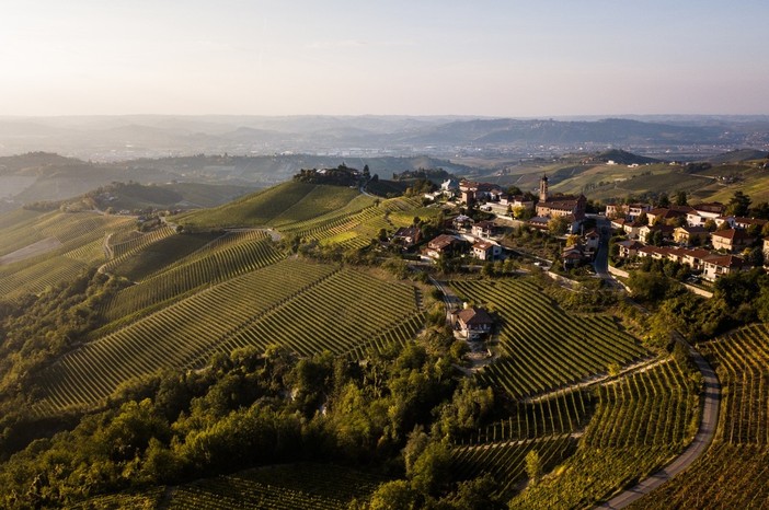 Una veduta di Treiso, nelle Langhe (archivio Ente Turismo Lmr) Una veduta di Treiso, nelle Langhe (archivio Ente Turismo Lmr)