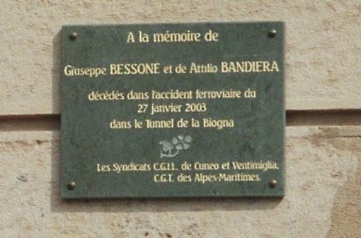 La targa commemorativa presso la stazione di Saint-Dalmas-de-Tende che ricorda i due ferrovieri morti