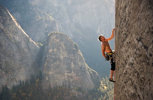 Insieme a Kevin Jorgeson, Caldwell ha scalato per primo il Dawn Wall su El Capitan, all’interno dello Yosemite Park